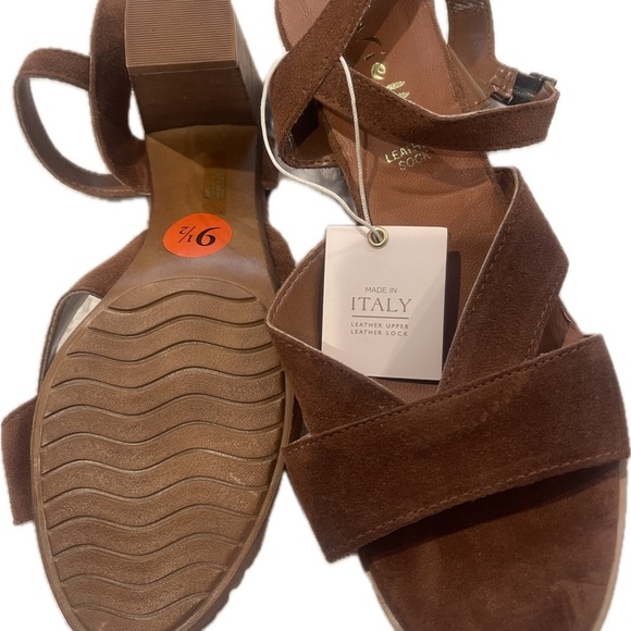 Brown Heels with Chunky Heel and Textured Sole - Picture 1 of 3